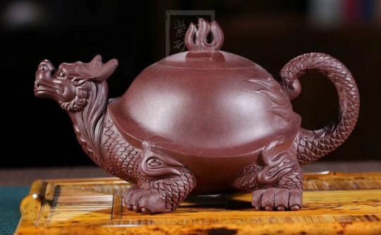《龜龍壺》宜興正宗紫砂壺名家張偉軍手工高級工藝美術(shù)師功夫泡茶壺茶具紫泥 《龜龍壺》宜興正宗紫砂壺名家張偉軍手工高級工藝美術(shù)師功夫泡茶壺茶具紫泥