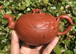 樹樁葡萄壺；朱泥380CC